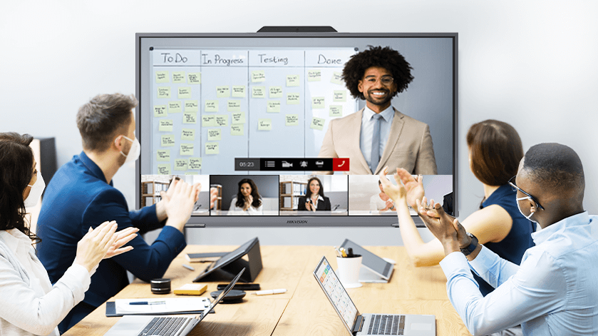 Интерактивные дисплеи поступили на склад компании Hi-Tech Media