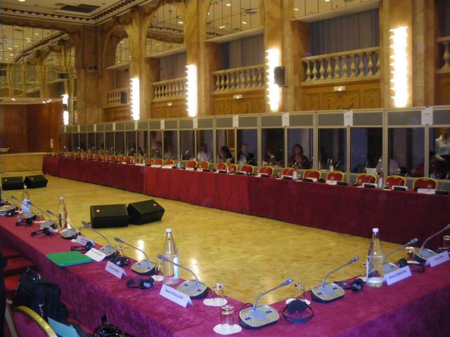 Закрытые кабины для синхронного перевода