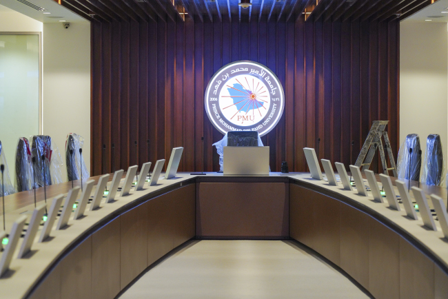 Конференц-зал в саудовском университете — хороший тому пример: он уникален, безопасен, функционален