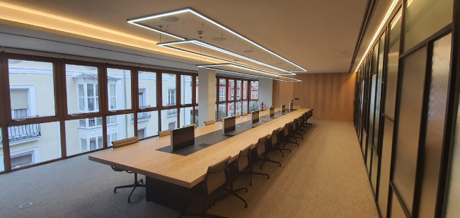 Благодаря использованию выдвижных мониторов зал переговоров становится более удобным и адаптивным для разных задач.