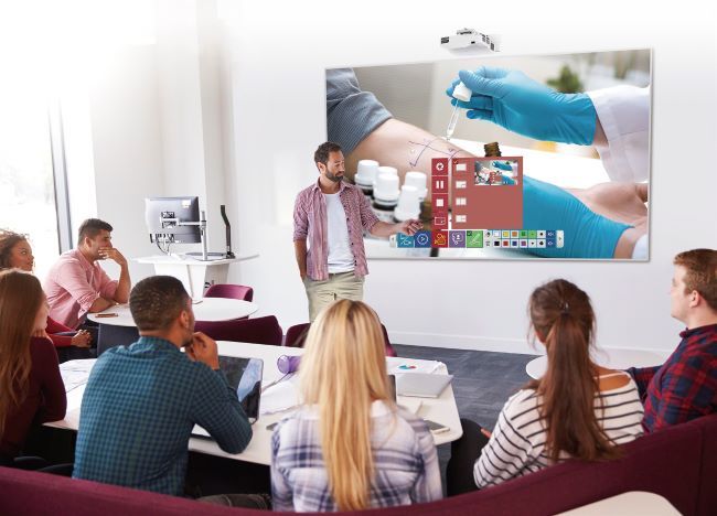 Использование проектора в переговорной комнате