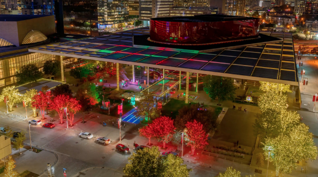 Центр сценических искусств AT&T в Далласе оживил рождественские праздники благодаря проекторам Maxell