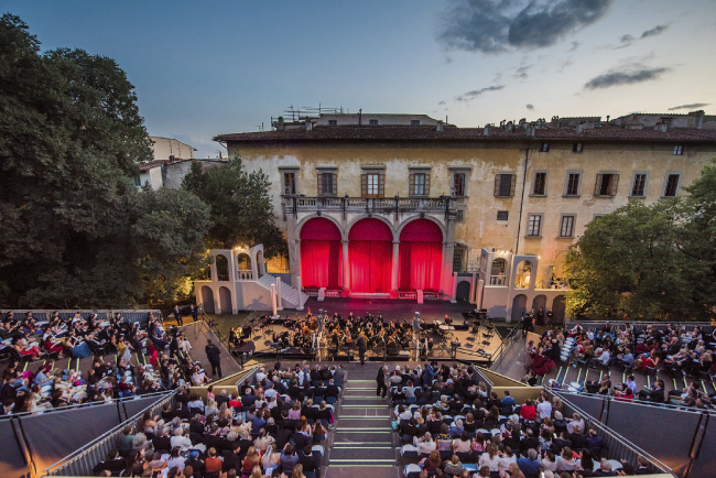 Мероприятие проходило на открытом воздухе в саду красивейшего особняка во Флоренции, принадлежащего одной из старейших семей Италии