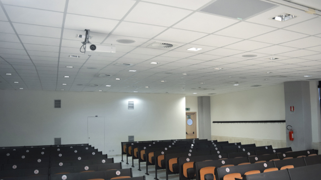 Комната Q 15 х 15 метров с трёхметровым потолком и ровным полом. 