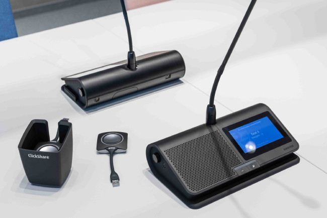 «Гибкость автоматического управления частотами в сочетании с превосходным качеством звука стали для нас убедительными аргументами в пользу Shure Microflex Complete Wireless System», - сказал Абдельазиз Эль Джаухари (Abdelaziz El Jaouhari), руководитель проектов и продаж компании TASCAN Systems. «Руководство Event Holding также было впечатлено простой и быстрой интеграцией цифрового процессора P300 в систему видеоконференцсвязи через Dante.»