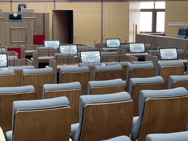 Верховный суд Нигерии оснащен новыми выдвижными мониторами DynamicX2