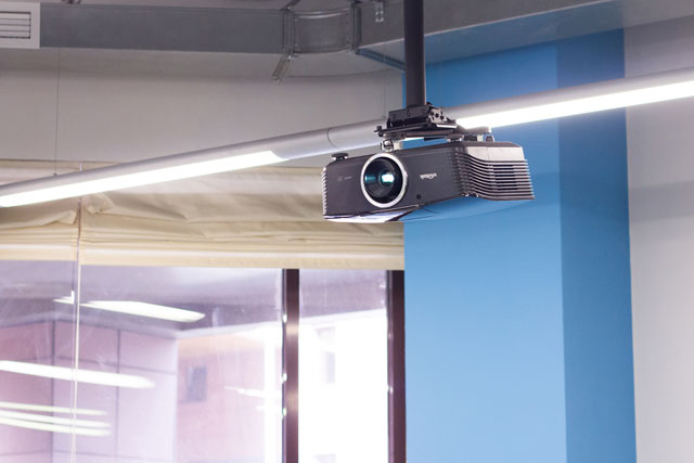 Проектор Vivitek в переговорной комнате