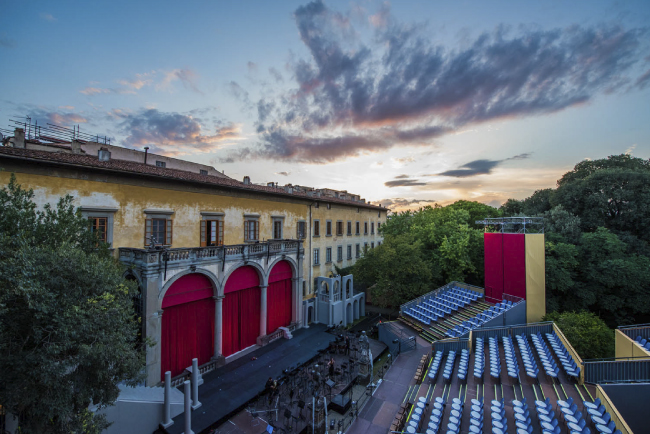 Мероприятие проходило на открытом воздухе в саду красивейшего особняка во Флоренции, принадлежащего одной из старейших семей Италии