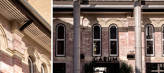 два громкоговорителя Python-KP52 на одинаковой высоте под карнизом