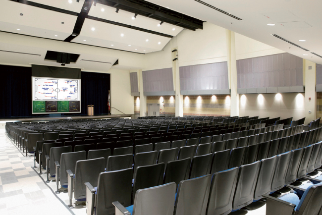 Мощный лазерный проектор maxell для больших залов.