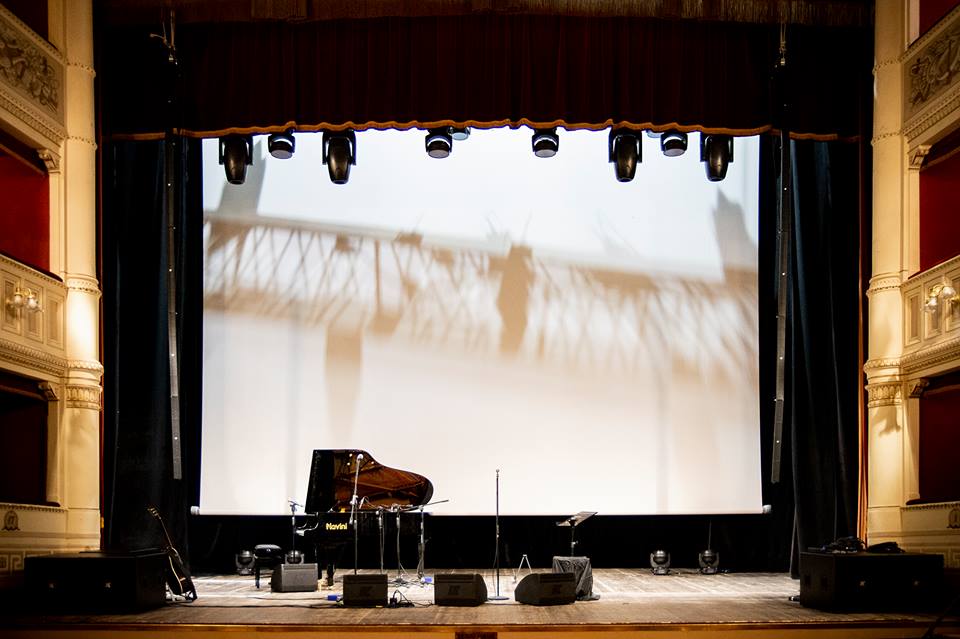 Пятиметровые массивы изящно вписались в интерьер исторического театра 