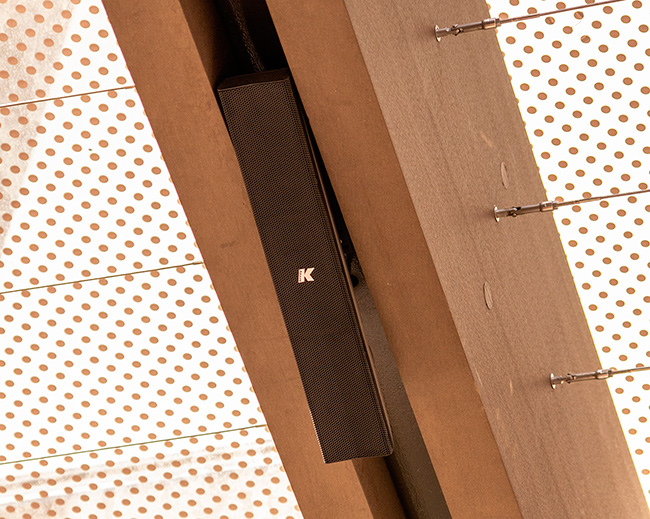 громкоговоритель Python KP52 вместе с его способностью точной фокусировки излучения идеально подошел для данного расположения