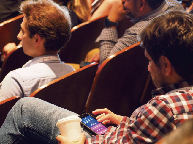 Презентации, лекции, панельные дискуссии – вот далеко не все мероприятия, где система Crowd Mics объединяет докладчиков и аудиторию