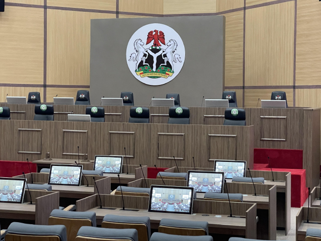 Верховный суд Нигерии оснащен новыми выдвижными мониторами DynamicX2