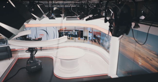 В результате LG Electronics установила 27 изогнутых OLED-дисплеев 55EF5E в студии MTV вместе с 16 тоже 55-дюймовыми дисплеями для видеостен