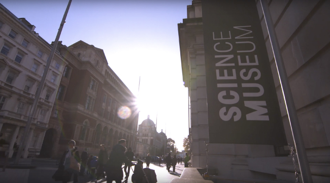 Технология синтеза волнового поля и формирования 3D лучей от Holoplot была частью недавней экспозиции от компании White Light в Музее Науки в Лондоне. 