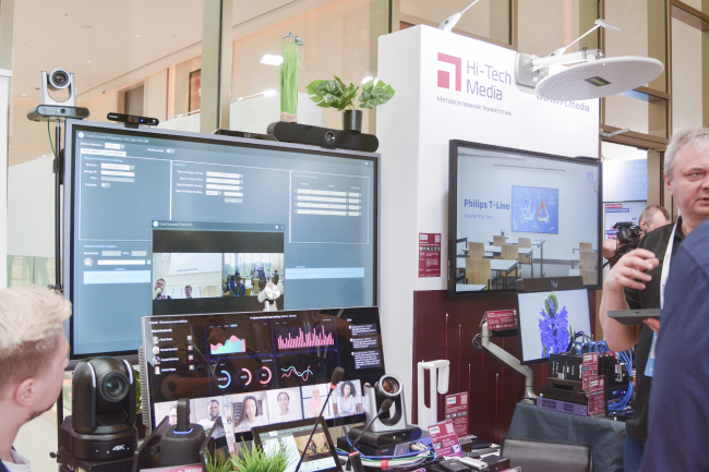 Hikvision DS-D5C65RB/B на стенде Hi-Tech Media во время мероприятия Видео+Конференция 2023 