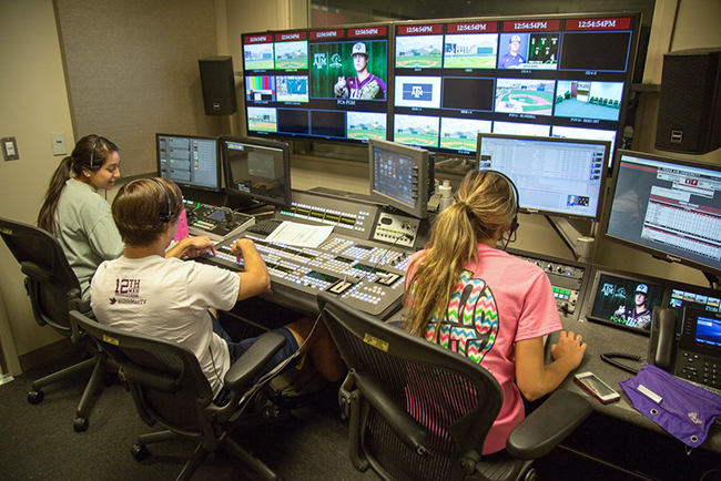 Audinate Dante, университет Texas A&M, сотрудники в контрольной комнате 