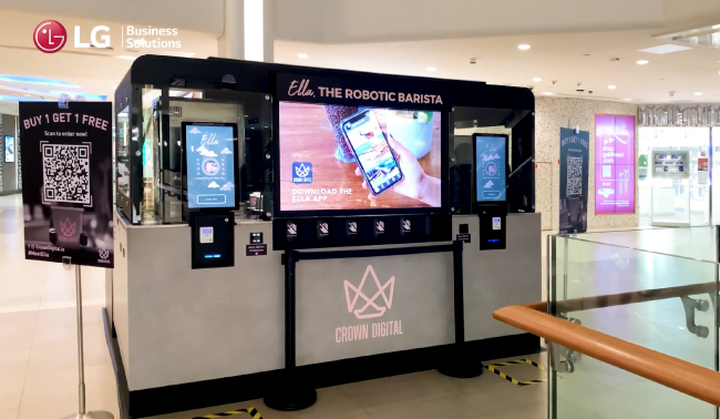 Прозрачный дисплей 55EW5TF также позволяет показывать digital signage контент, пока клиенты наблюдают за роботом