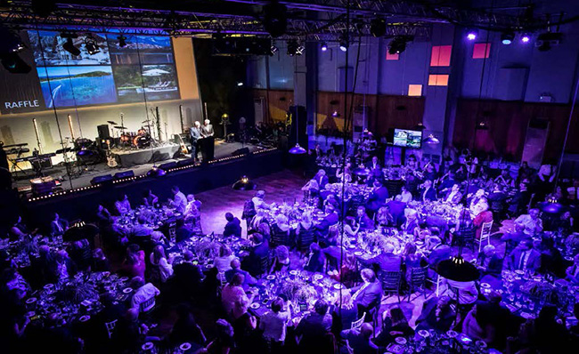 Hitachi Стены с помощью проекционного мэппинга оживлялись цветными геометрическими узорами