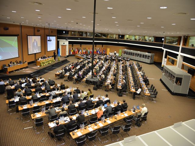 Кабины переводчиков в большом зале заседаний