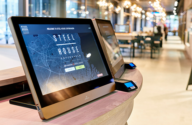 Мониторы AH1 на стойке ресепшена отеля Steel House в Дании