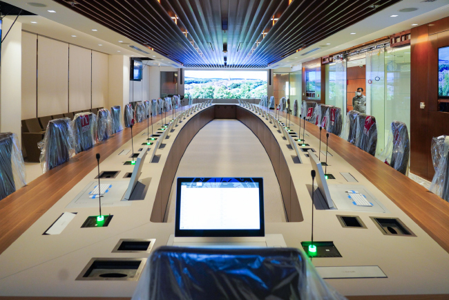 Системный интегратор ENPRO полностью удовлетворил все требования заказчика, объединив различные решения от Arthur Holm в одном большом овальном деревянном столе