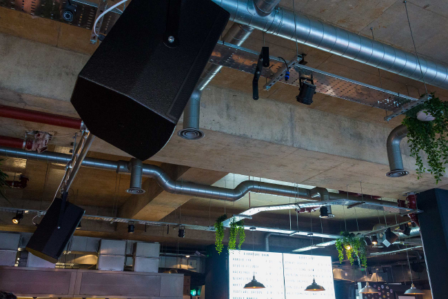 Четыре громкоговорителя EMS-61 на горизонтальных подвесах обеспечивают озвучивание остальных секций ресторана и бара, а компактные EMS-51 - установлены в зоне уборных. 