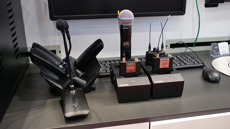 Новейшая радиосистема Shure Axient Digital была размещена в демозоне для тест-драйва и подробного ознакомления, равно как и уже зарекомендовавшие себя решения Shure серии ULXD, PSM1000, Microflex Wireless и Microflex Advance