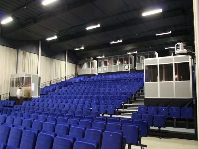 Кабины переводчиков в конференц-зале