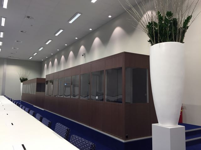 Декорирование кабин переводчиков различными отделочными материалами (на заказ)