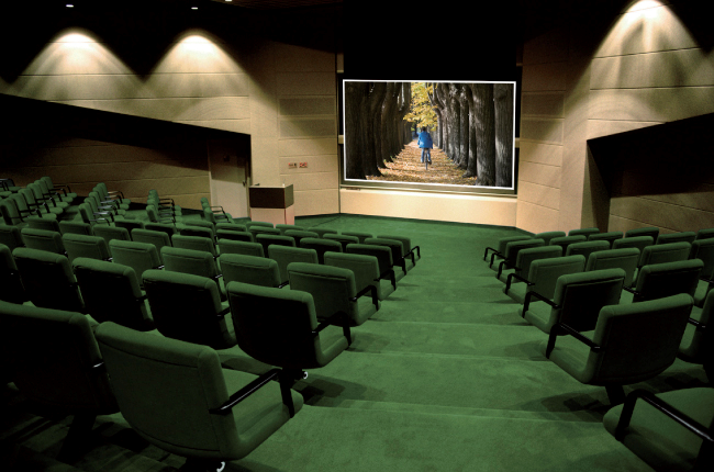 Мощный инсталляционный проектор maxell