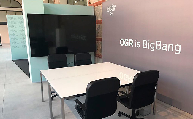 2 настенных крепления для профессионального 98" светодиодного дисплея 