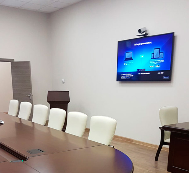 Дисплеи Sharp в переговорной комнате