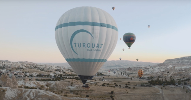 Один из воздушных шаров выступал в качестве «сцены» для выступления ди-джея Бедуина.