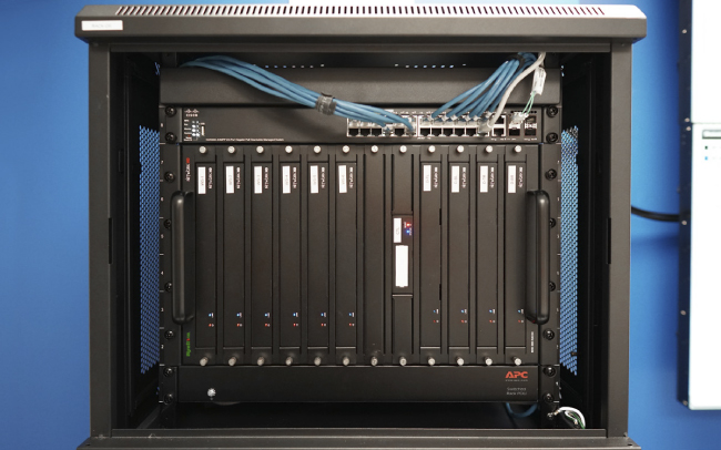 Установка началась с 6U настенной стойки, расположенной рядом с видеостеной