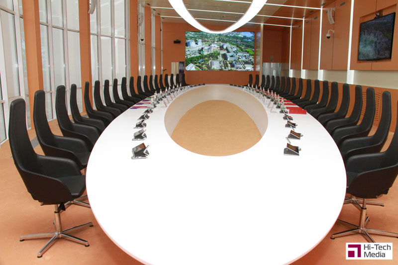 Зал заседаний ученого совета оборудован конференц-системой