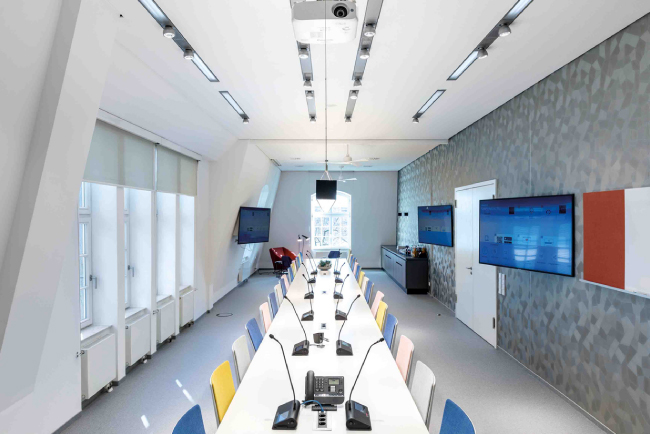 Ввиду удлиненной формы конференц-зала установленная ранее конференц-система не могла гарантировать разборчивость речи во время проведения крупных совещаний. Это отрицательно сказывалось на качестве коммуникации между участниками в конференц-зале, так и за его пределами.