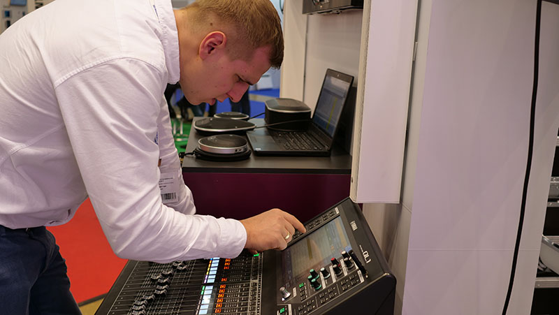 В этом году на нашем стенде можно было протестировать и новинки Yamaha: коммерческие акустические системы, усилители, процессоры, микшер серии QL, а также решения для Unified Communications