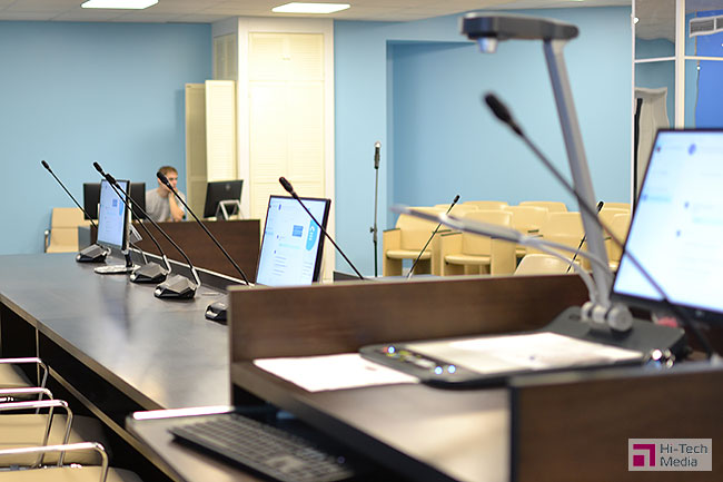 На трибуне установлена документ-камера Lumens