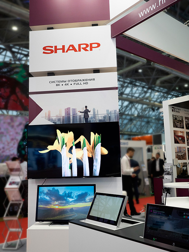 Также на нашем стенде были представлены дисплеи Sharp с 4К и Full HD разрешением, и новейшая модель с 8K (!) разрешением - LV-70X500E