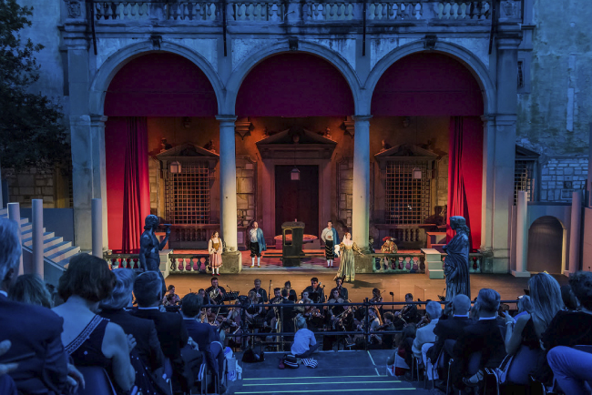 Прокатной компании PowerRent было важно не только обеспечить превосходное качество звука, но и так разместить акустические системы, чтобы они остались невидимыми для публики | Акустический проект с K-array