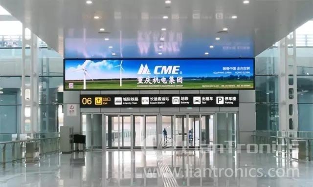 Пассажиров встречают светодиодные экраны LianTronics