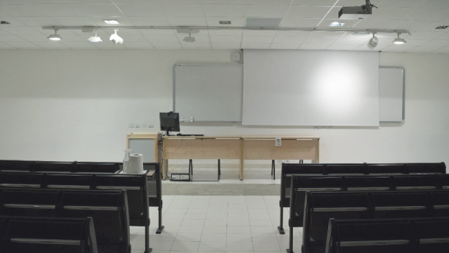 Шесть из восьми лучей MXA910 были направлены на стол преподавателя и доску. Остальные два нацелены на студентов...