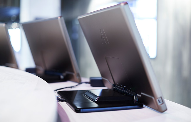 Технологичный дизайн мониторов Arthur Holm идеален для зон ресепшена гостиниц