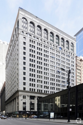 Новый высокотехнологичный офис контрастно отличается от офиса со скромным фасадом на Уэллс Стрит 