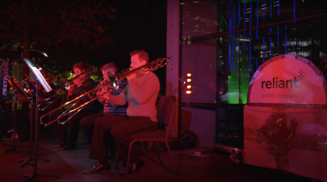 Центр сценических искусств AT&T в Далласе оживил рождественские праздники благодаря проекторам Maxell