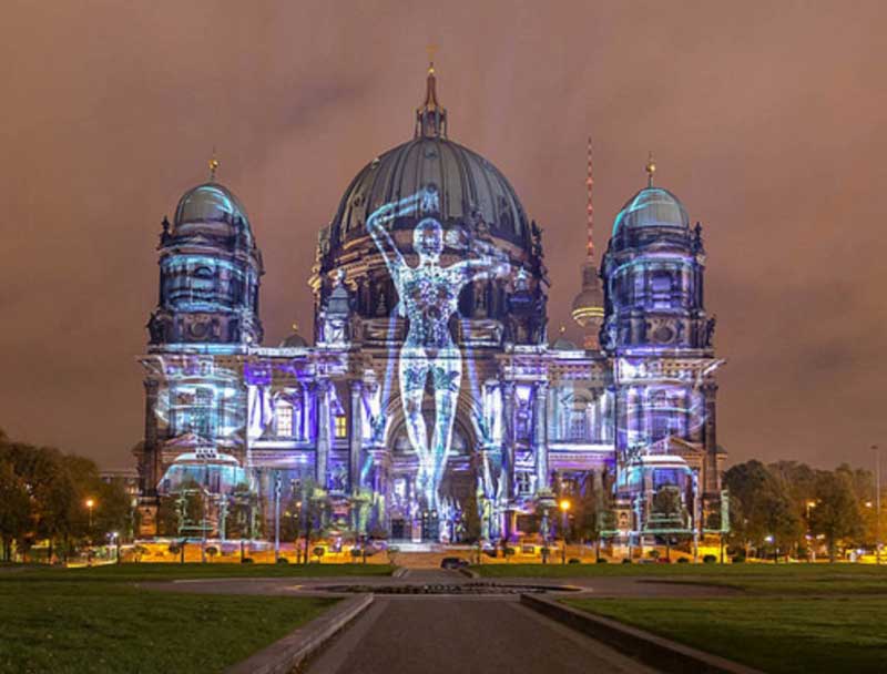 На церкви Святого Николая установили четыре лазерных проектора Digital Projection модели M-Vision Laser 18K в портретном режиме с объективами 1,8—2,4