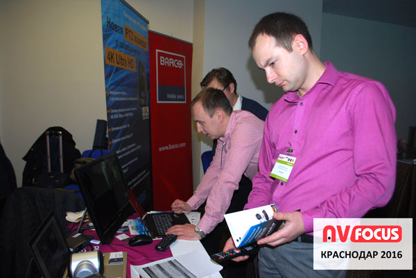 В демо-зоне посетители тестируют оборудование Biamp