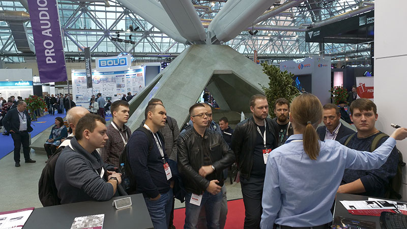 Всё DDM-ready оборудование было интегрировано в Dante сеть, развёрнутую на нашем стенде.